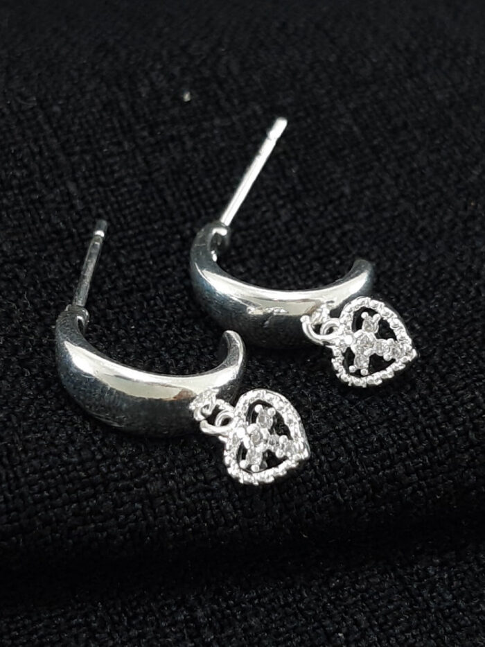 Brinco estilo argola pêndulo coração detalhe cruz