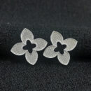 Brinco flor vazado com base detalhada