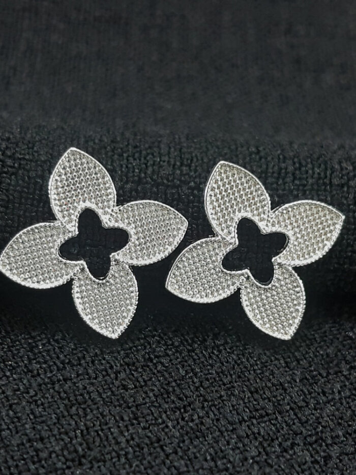 Brinco flor vazado com base detalhada