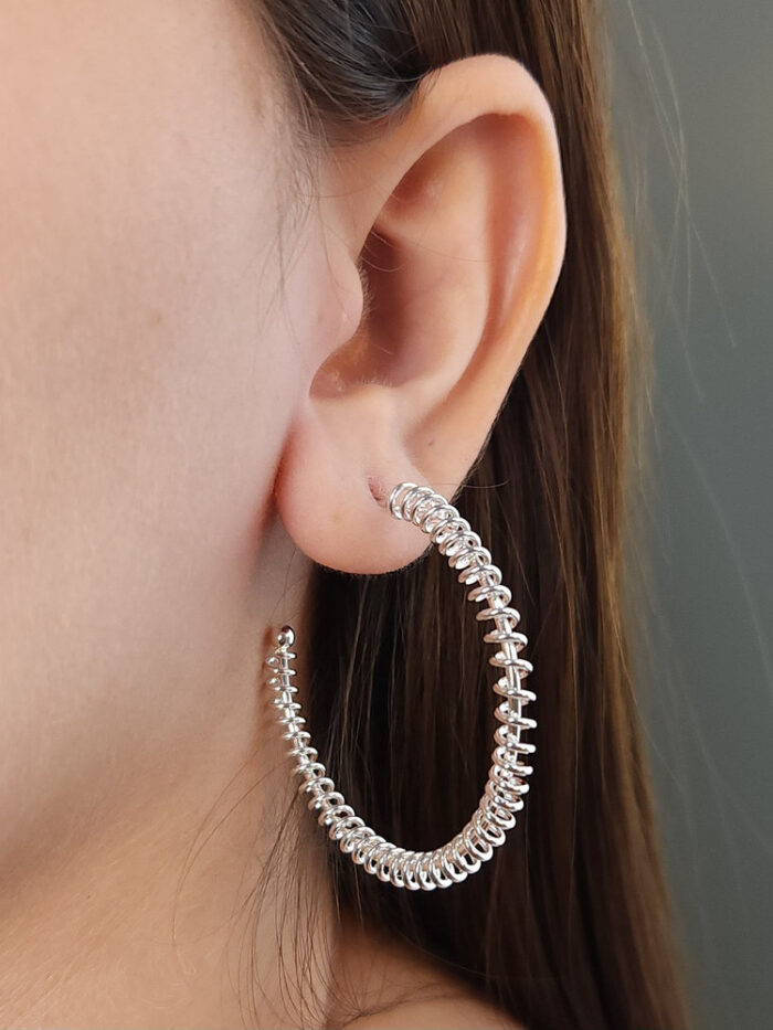 Argola com fios estilo mola