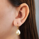 Brinco argola com gota perolada pêndulo