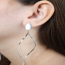 Brinco torcido fio detalhado