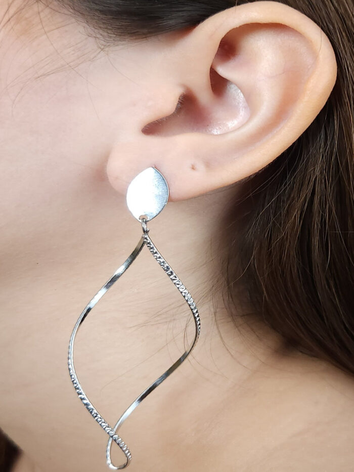 Brinco torcido fio detalhado