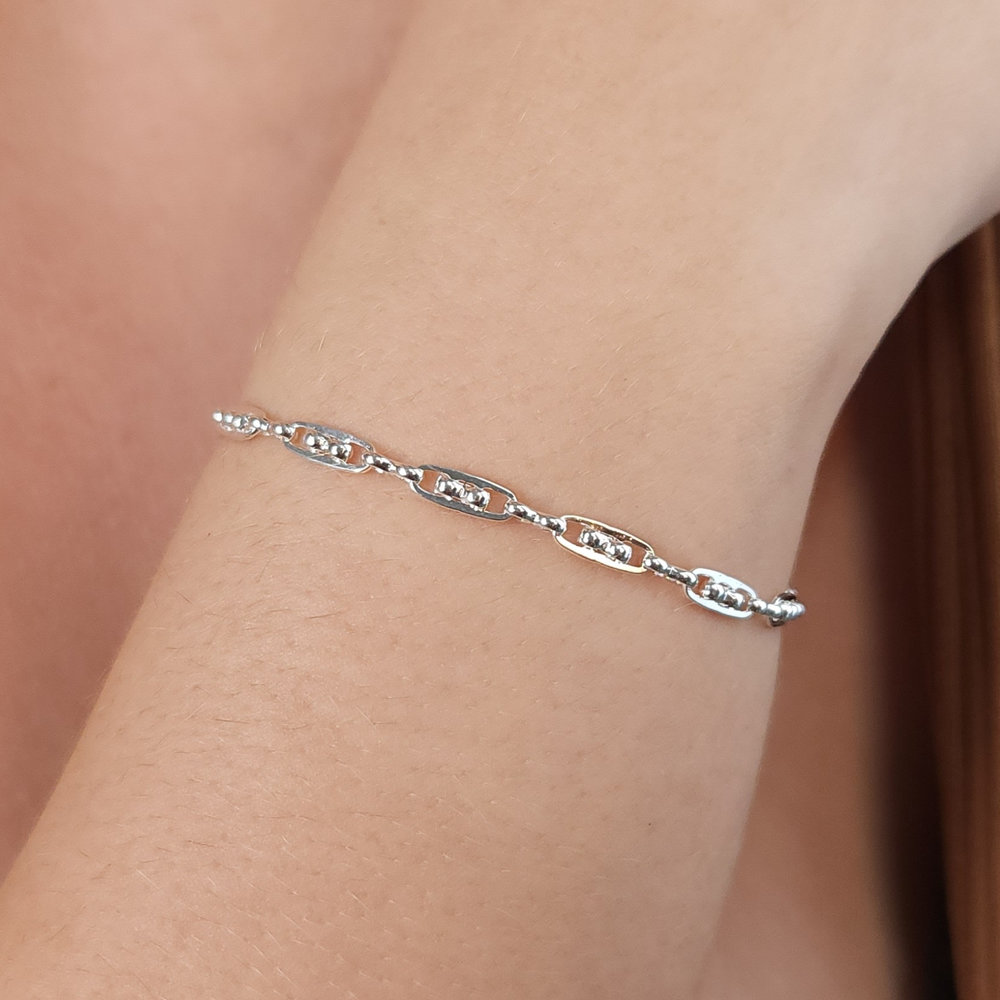 Pulseira elos longo com detalhe em bolinhas