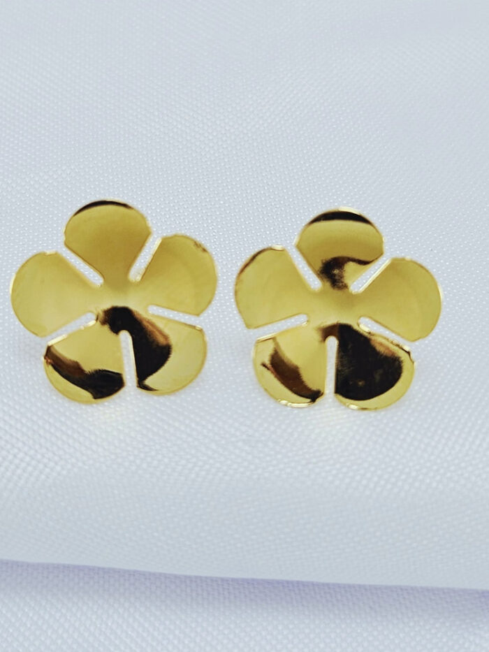 Brinco flor pétalas lisa