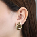 Brinco orgânico estilo asas  detalhado