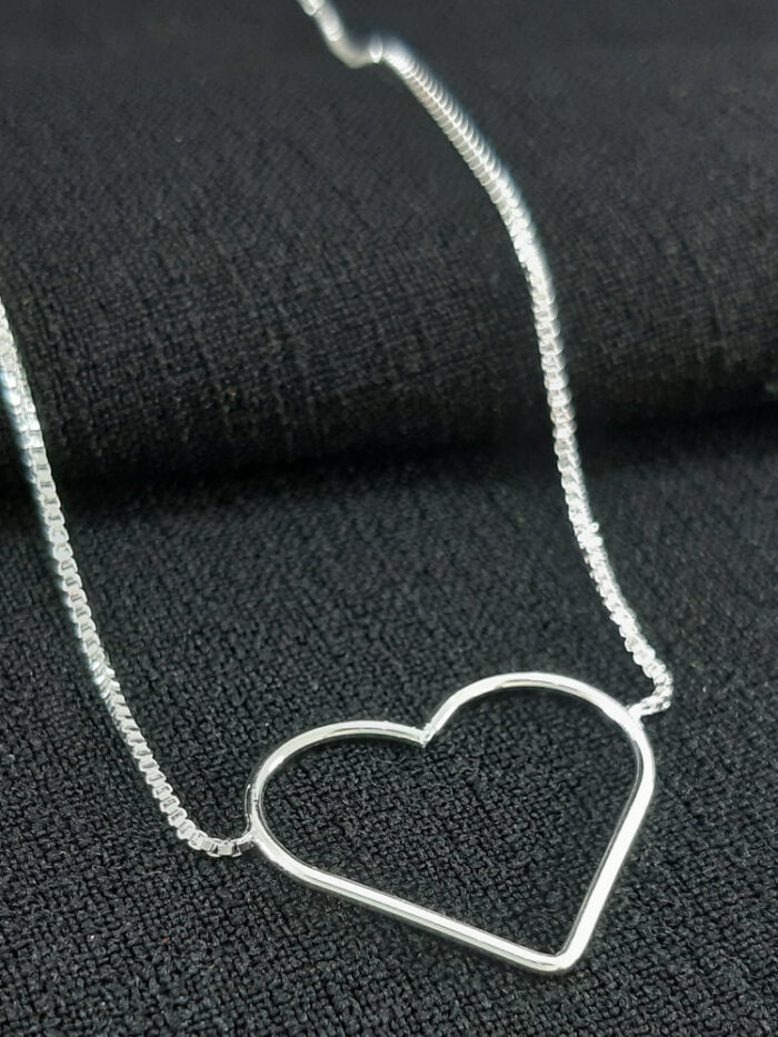 Gargantilha gravatinha coração liso