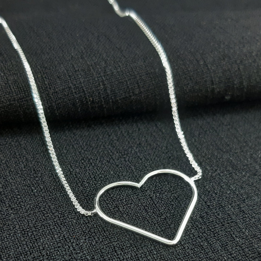 Gargantilha gravatinha coração liso