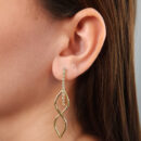 Brinco fio riviera com fios entrelaçados lisos