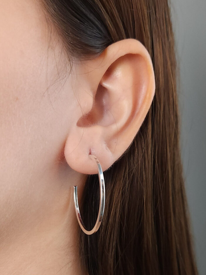 Argola fio quadrado prateada