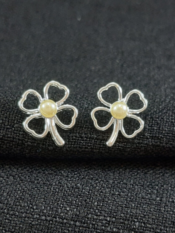 Brinco flor pétalas coração com perola