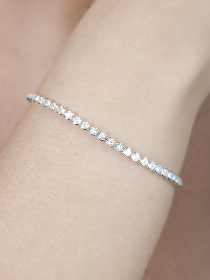 Pulseira riviera pedras redondos com borda lisa