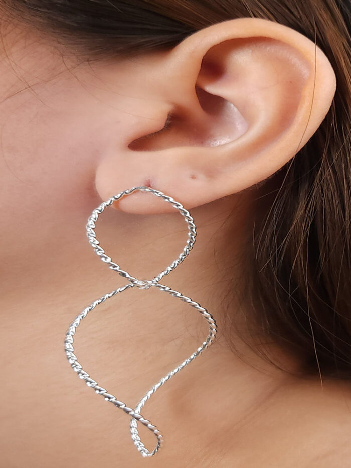 Brinco elos torcidos prateado