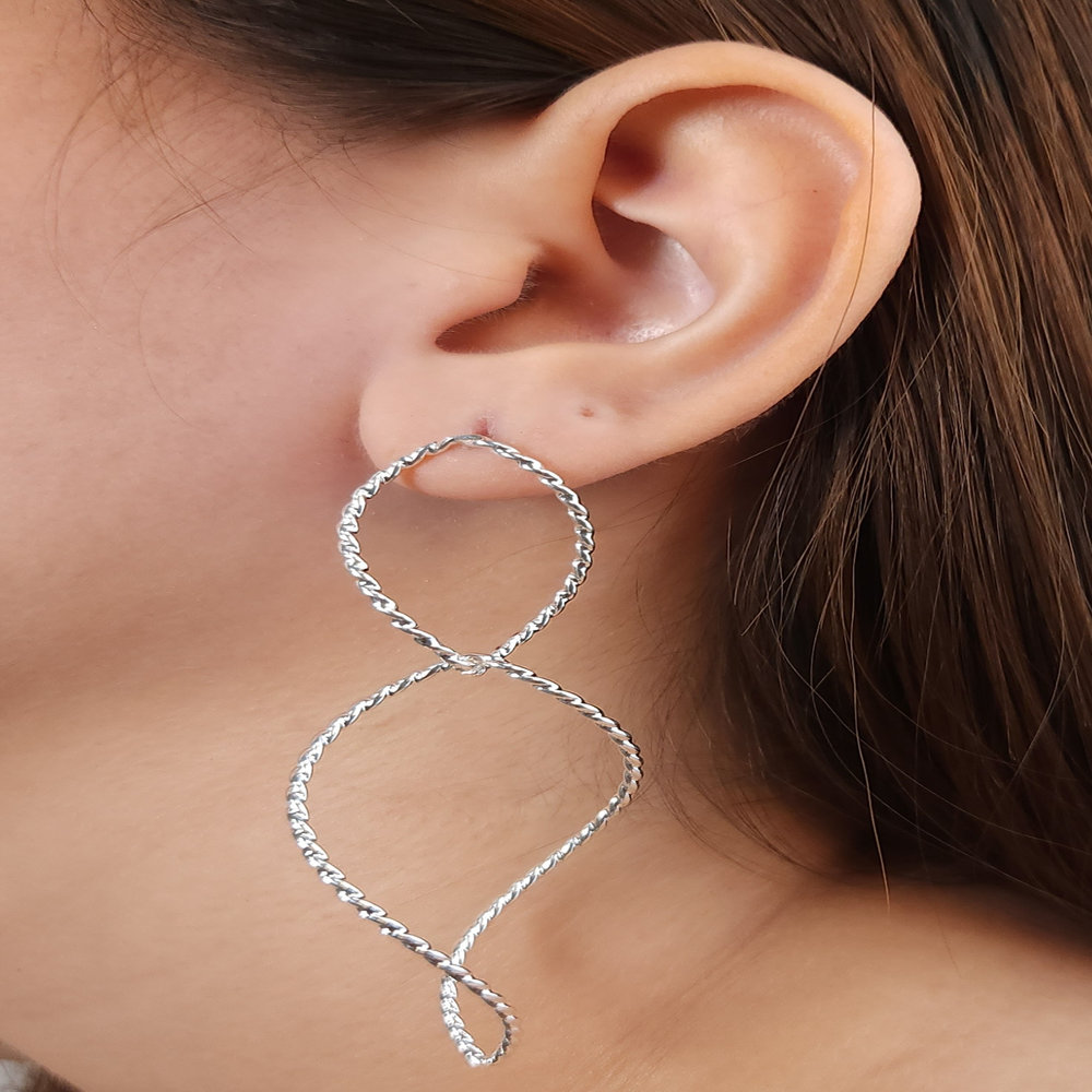 Brinco elos torcidos prateado
