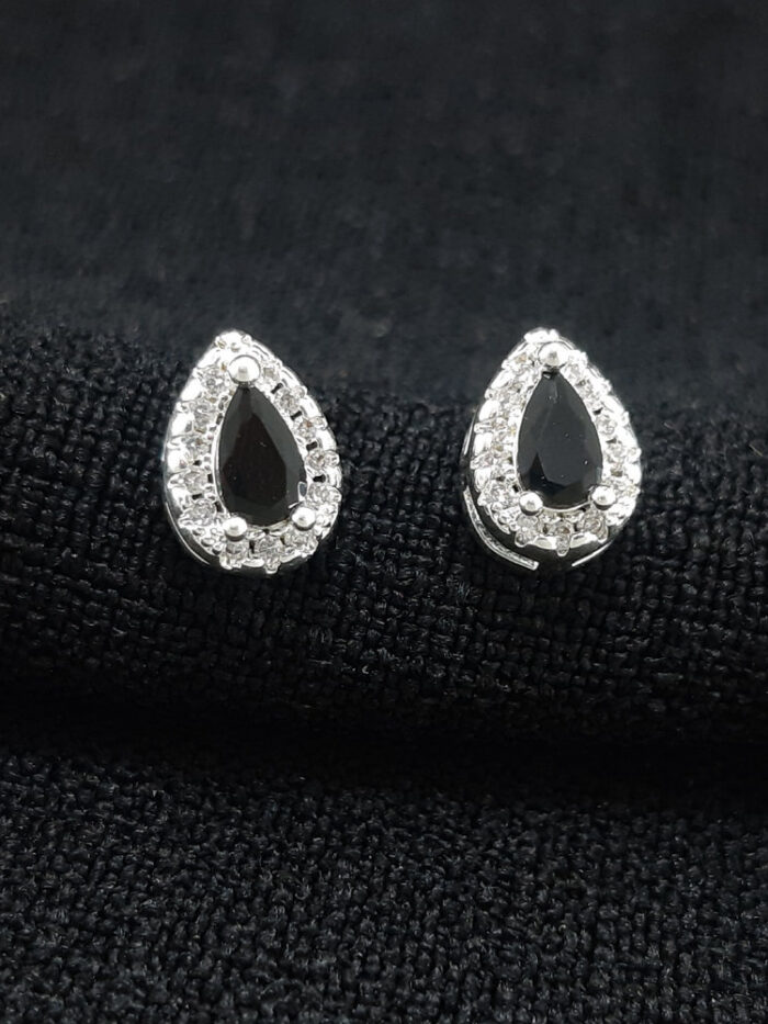 Brinco gota borda cravejado preto