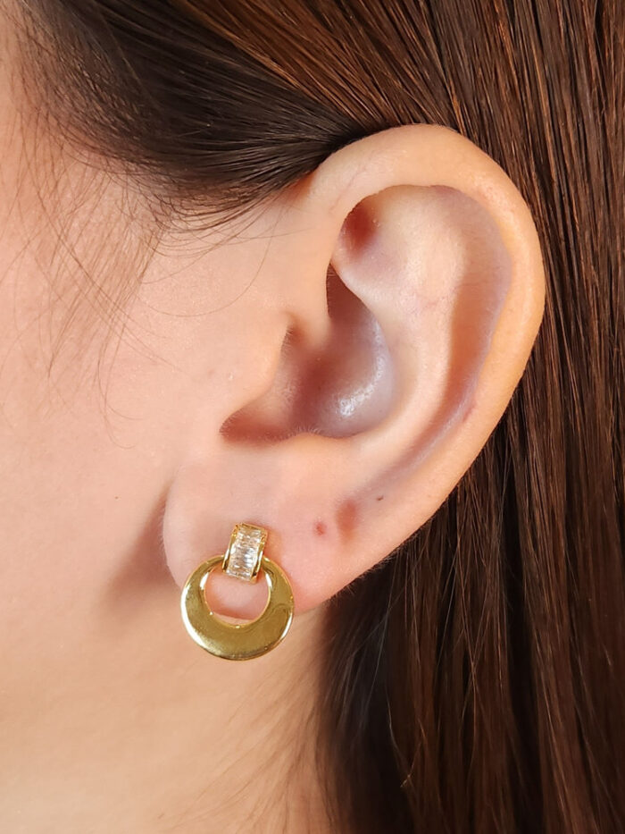 Brinco base cravejado com círculo vazado