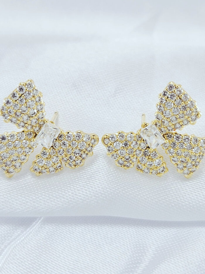 Brinco laço cravejado com pedra baguete