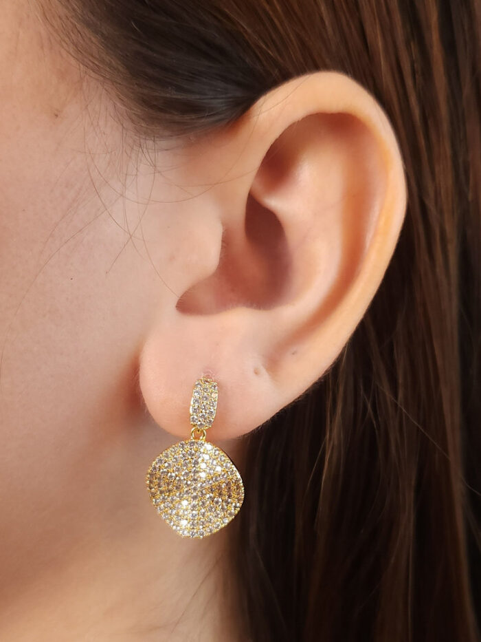 Brinco base cravejada circulo pendente