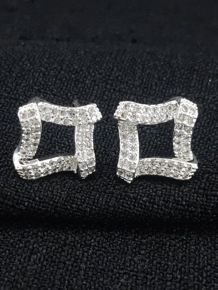 Brinco formato losango cravejado vazado