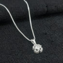 Gargantilha trevo com ponto de luz quadrado