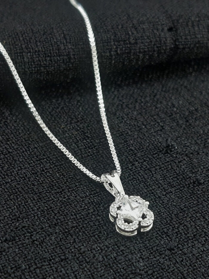 Gargantilha trevo com ponto de luz quadrado