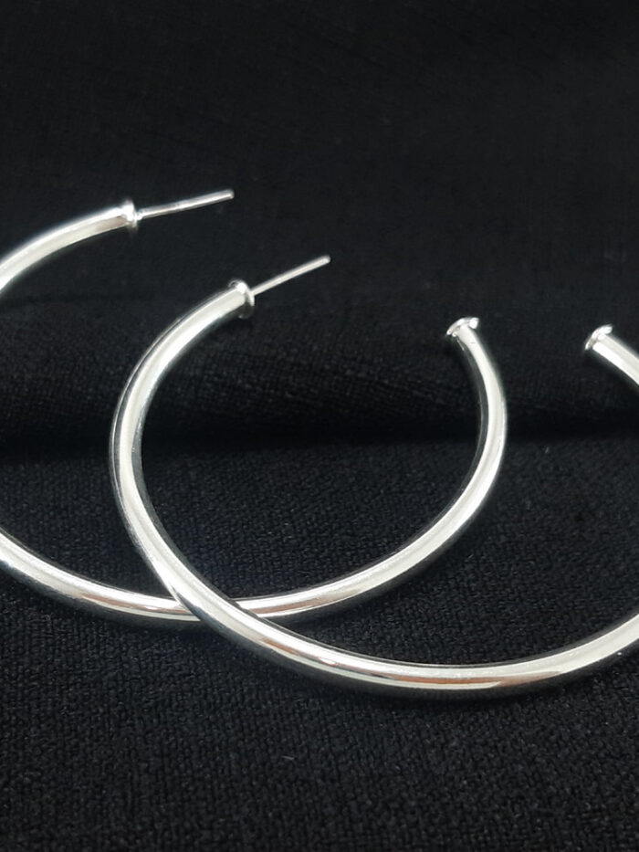 Argola fio liso aberta prateada