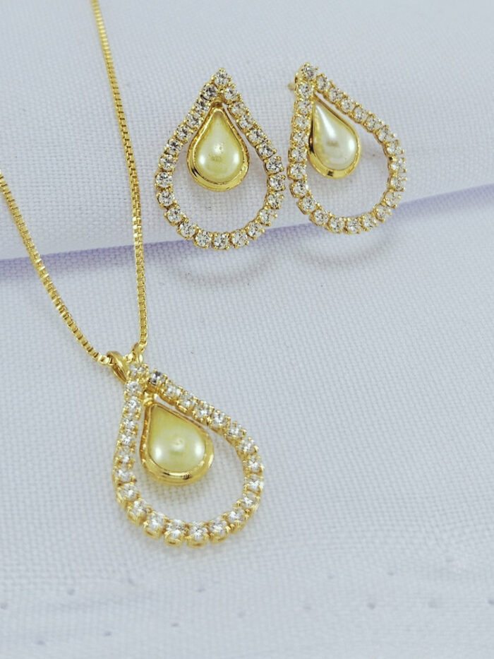 Conjunto gota pérola com borda cravejada