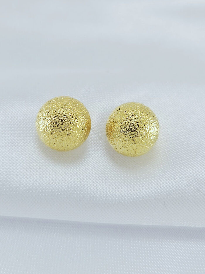 Brinco bola dourada fosca