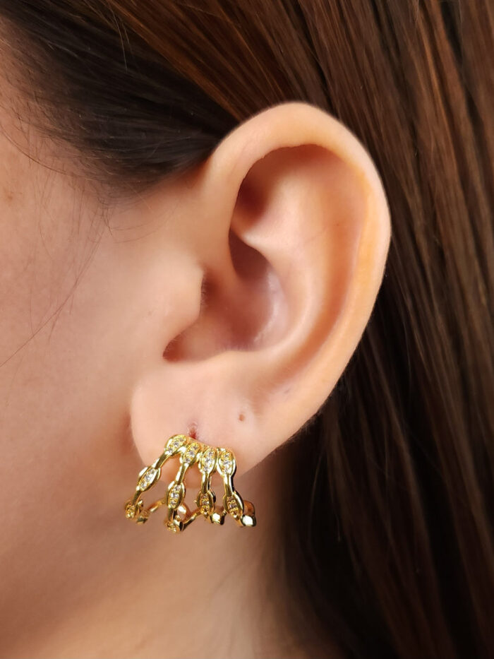 Brinco quatro fios detalhados