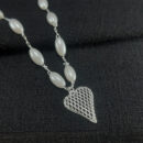 Gargantilha chocker com pérolas oval e pingente coração