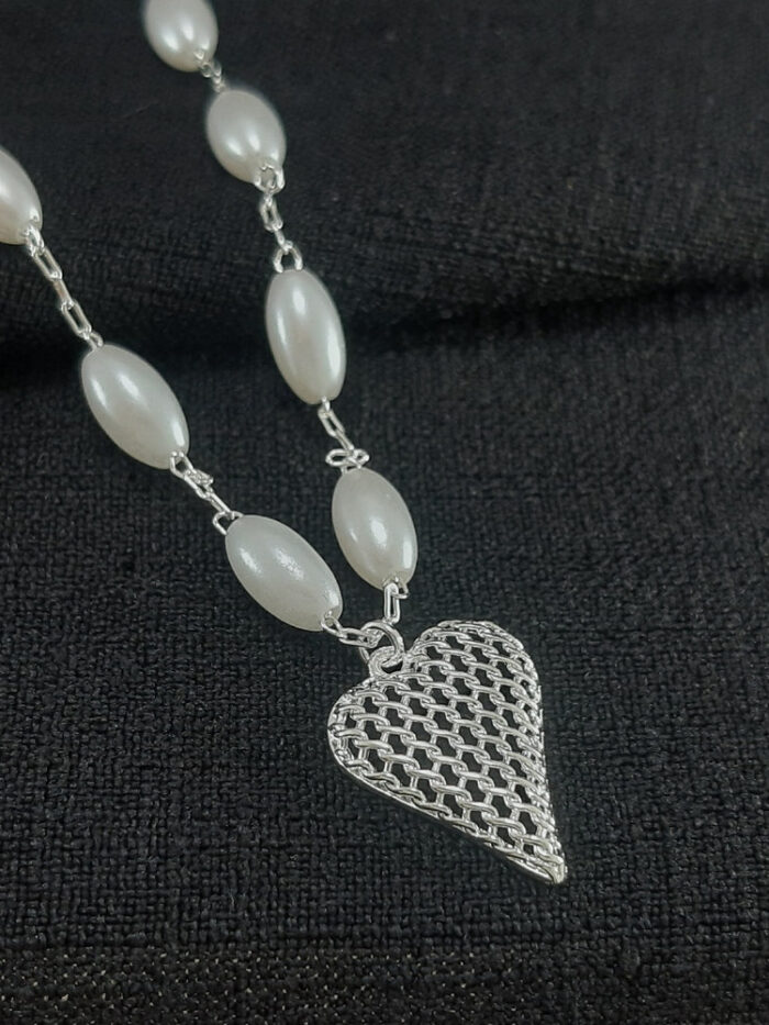 Gargantilha chocker com pérolas oval e pingente coração