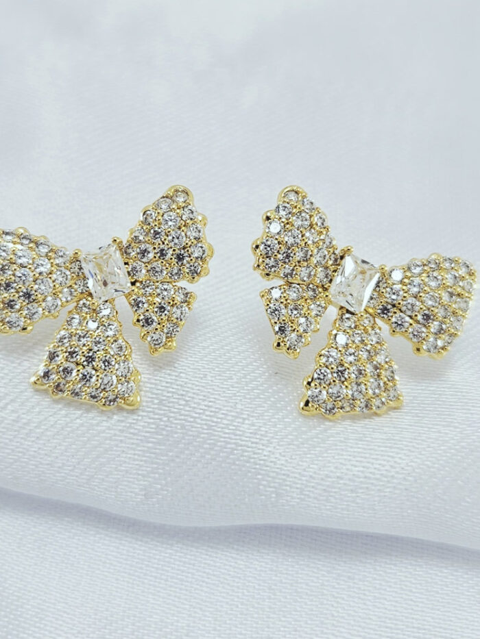 Brinco laço cravejado