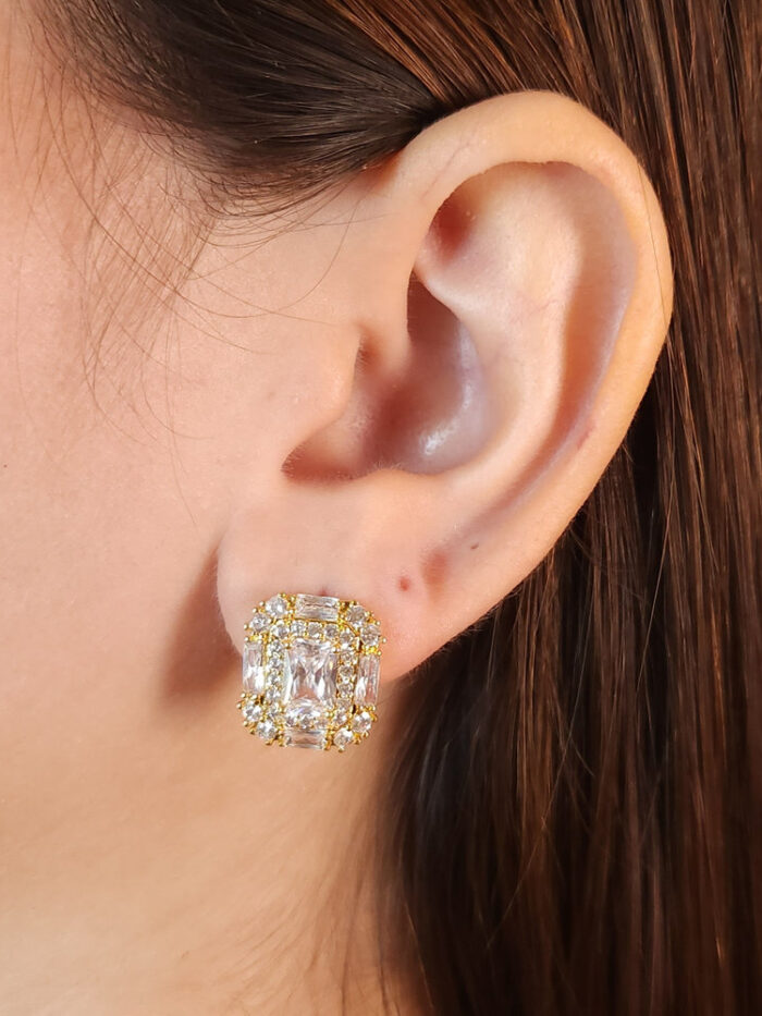 Brinco formato quadrado cravejado