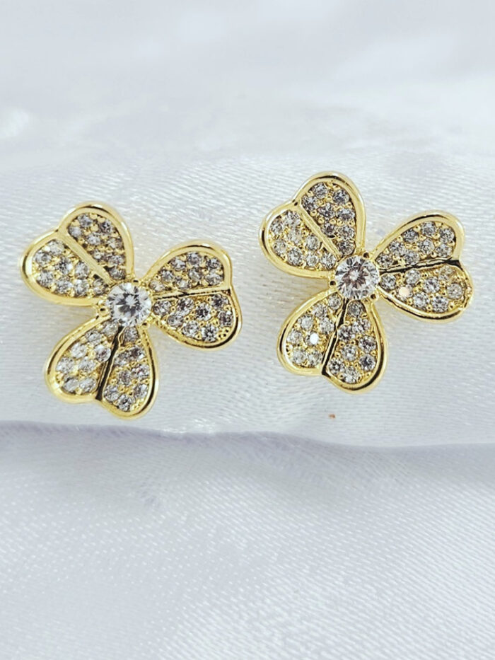 Brinco flor pétalas detalhe coração