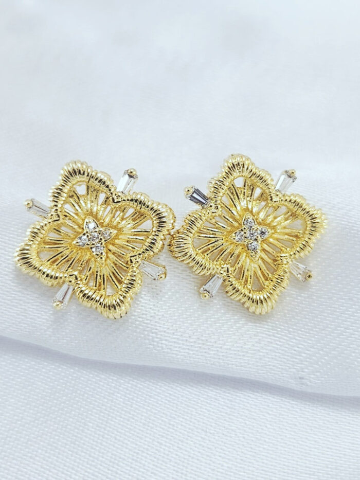 Brinco formato trevo trabalhado