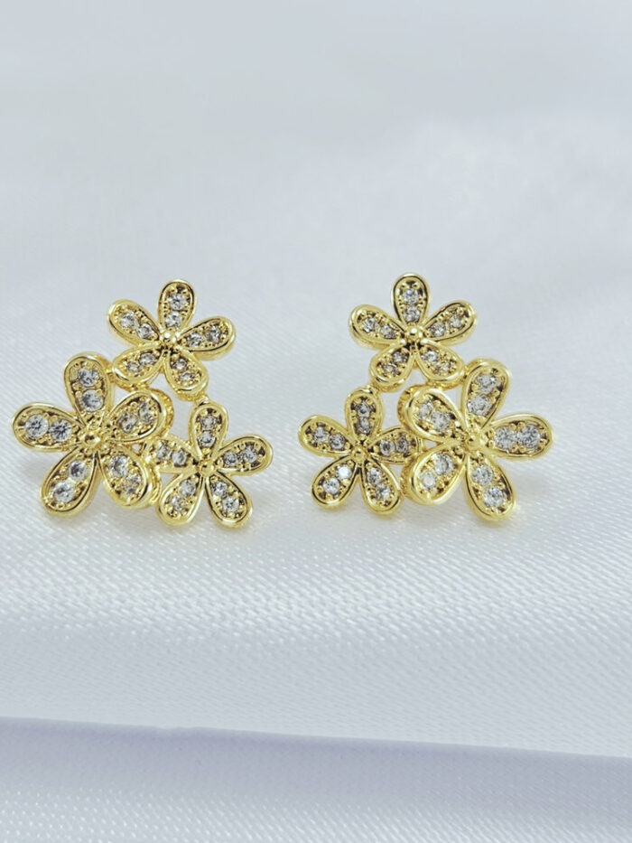 Brinco com flores cravejado cristal