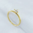 Anel fio liso com zircônia coração central