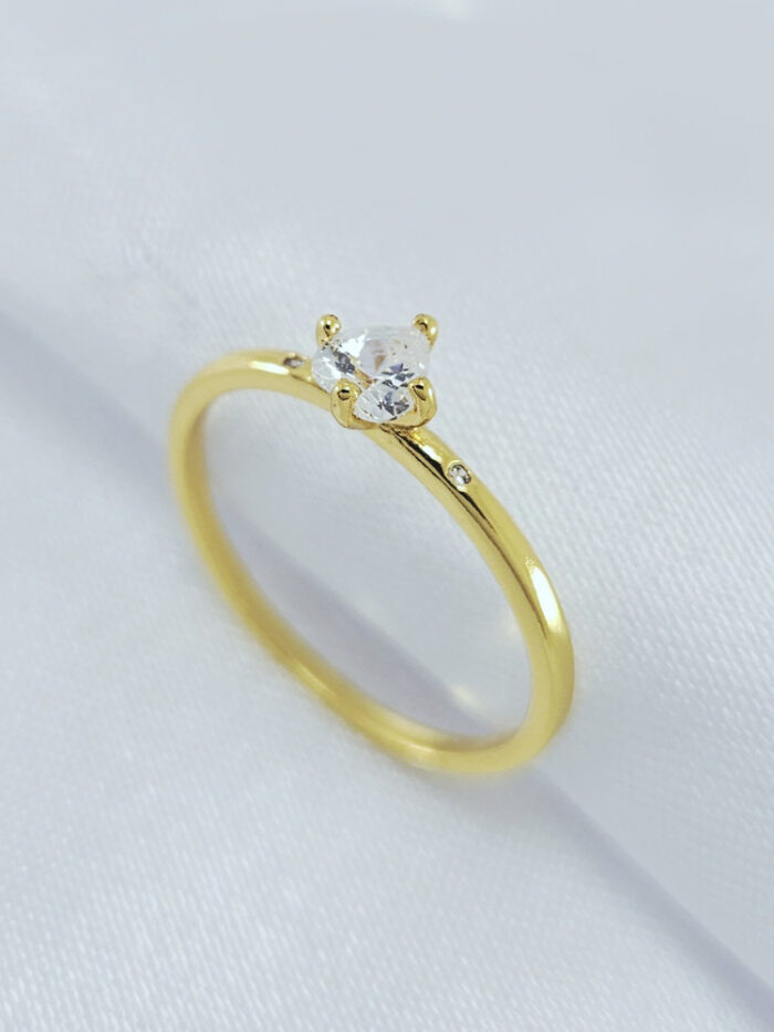 Anel com zircônia coração