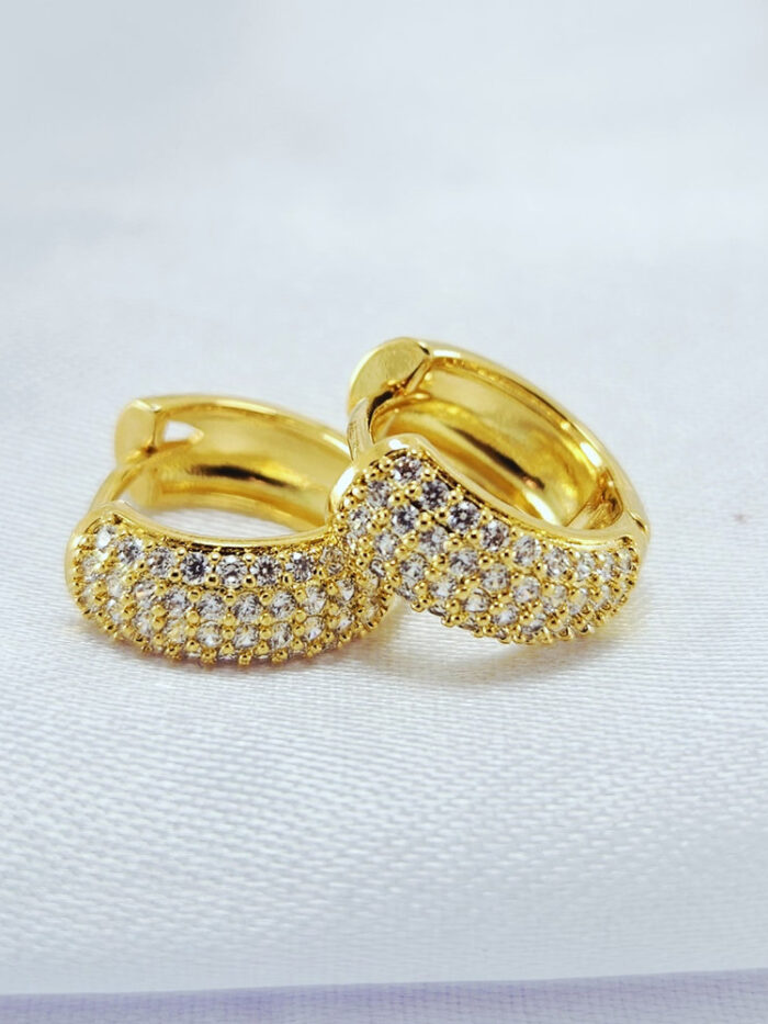 Brinco argola cravejado fechado