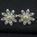 Brinco flor com pérola central