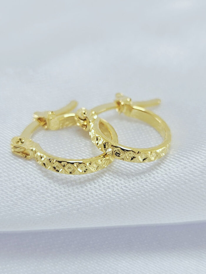 Brinco argolinha trabalhado dourado