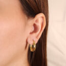 Brinco argola oval liso dourado