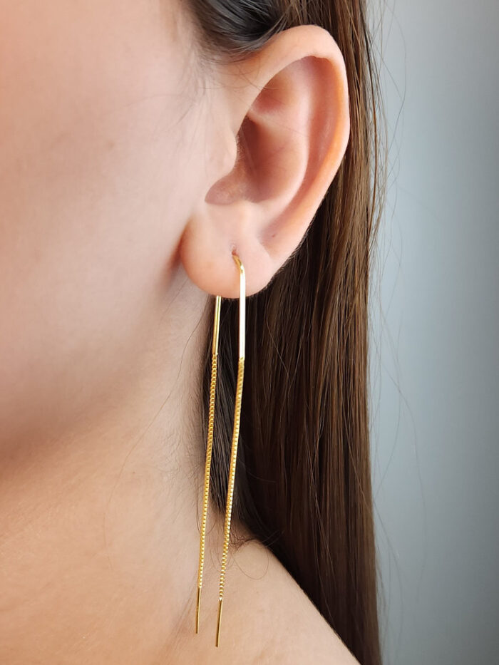 Brinco detalhe curvado com fio veneziana