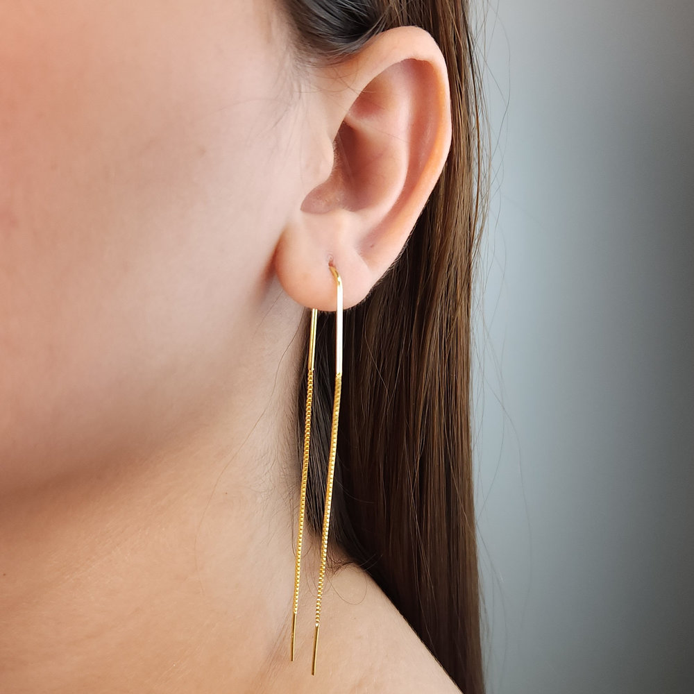 Brinco detalhe curvado com fio veneziana