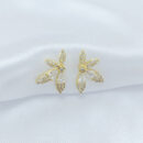 Brinco flor com pétalas cravejada