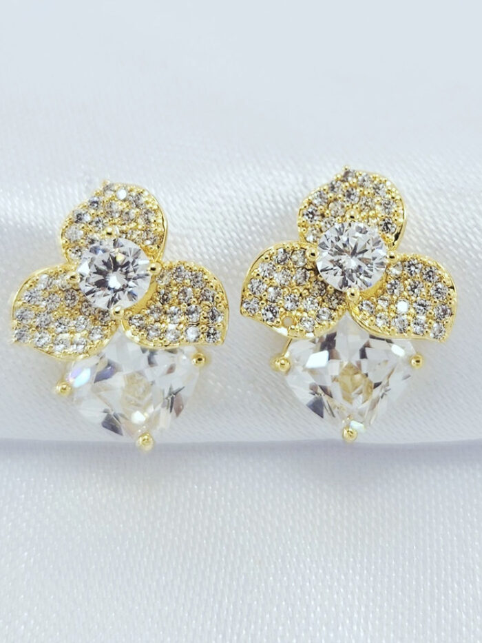 Brinco flor três petalas com cristal formato coração
