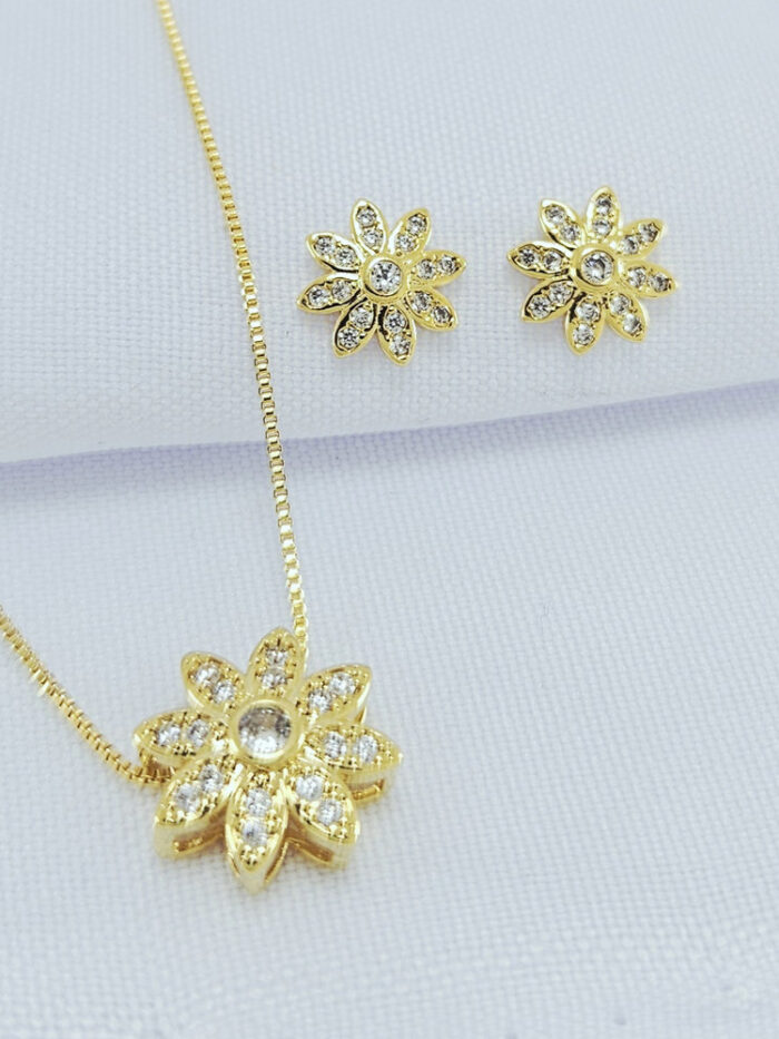 Conjunto flor cravejada detalhada