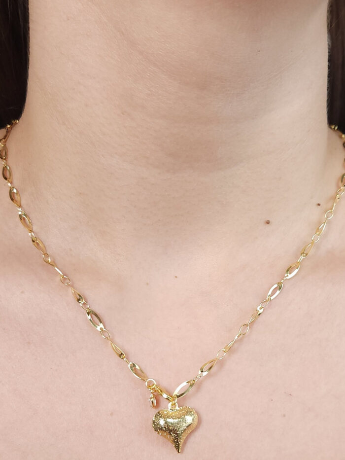 Gargantilha elos ovais vazados com coração pêndulo