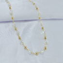 Gargantilha chocker com pedras cristal e bolas douradas