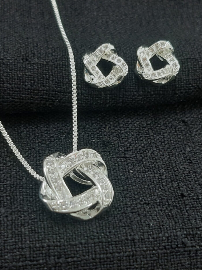 Conjunto fios entrelaçados cravejados